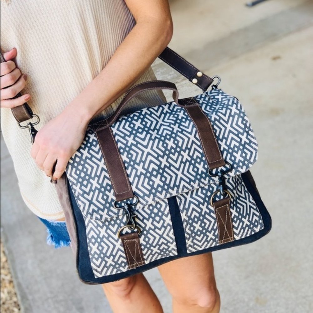 LAST ONE! X Design Messenger Bag - Picture 4 of 7